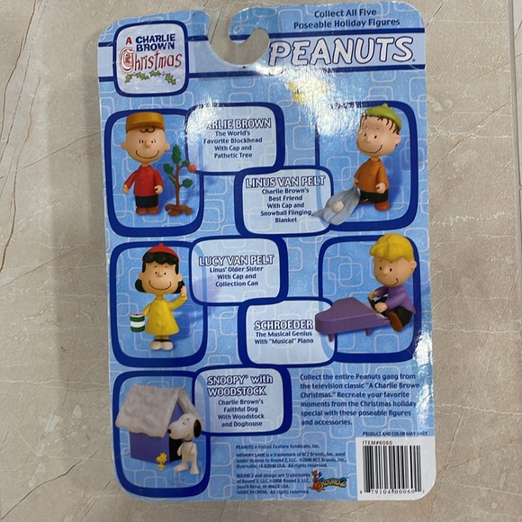 Charlie Brown Christmas with Cap and Pathetic Tree Poseable, NWOT - Picture 4 of 10